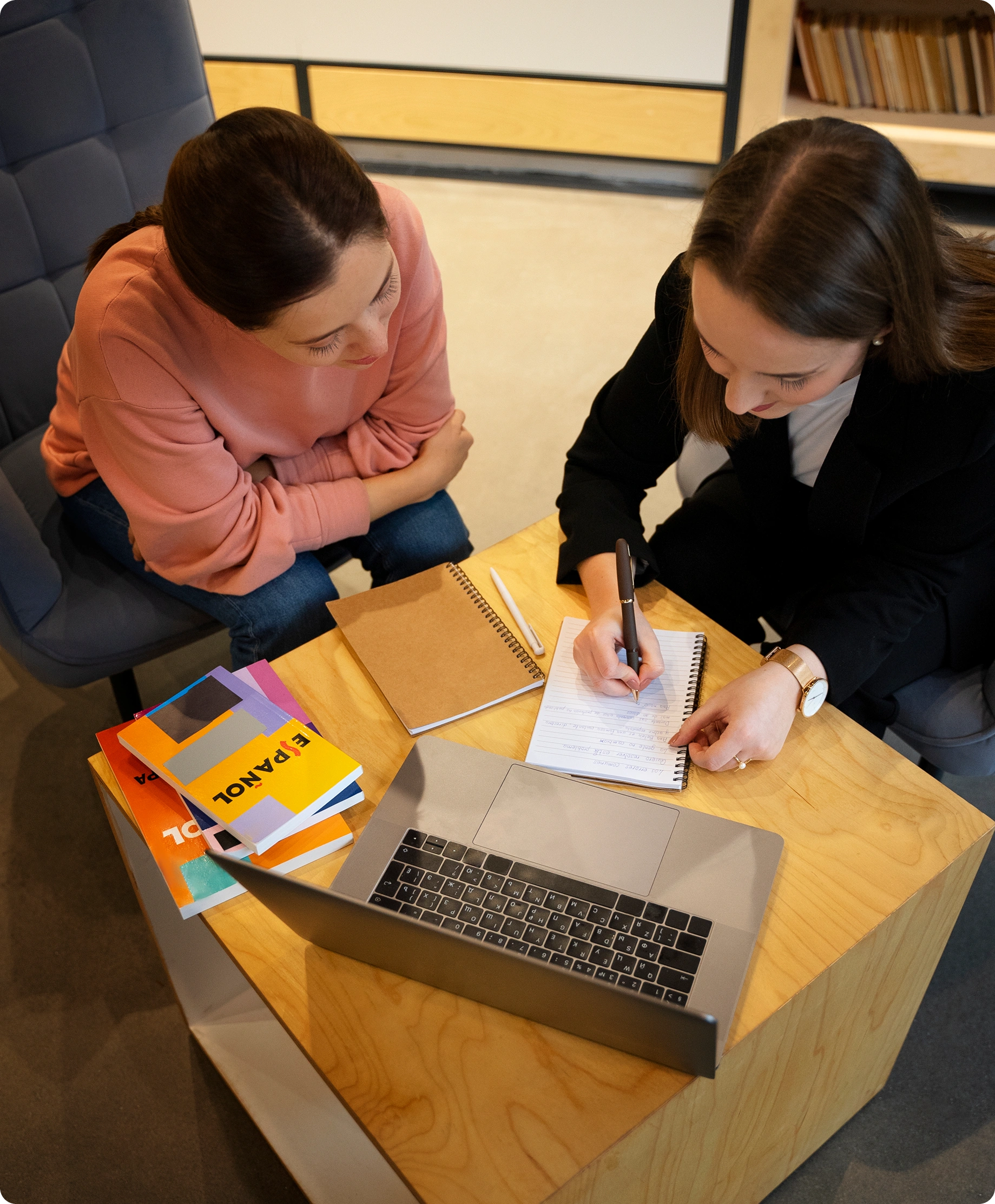 A career advisor helping a student compare digital marketing courses